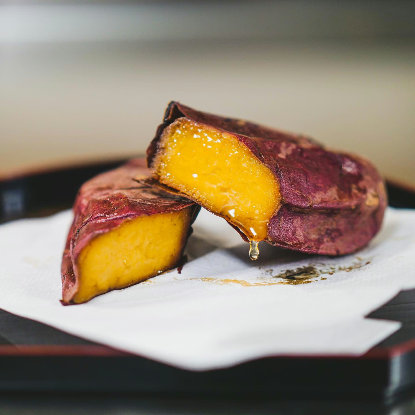 割った断面から蜜が滴る焼き芋